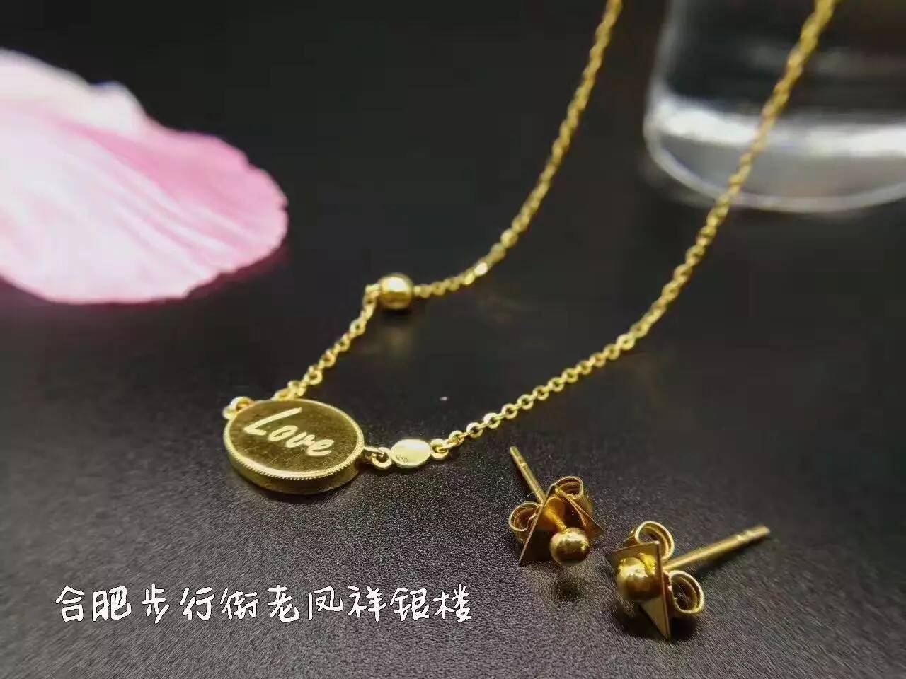 老鳳祥新款飾品，展現(xiàn)學(xué)習(xí)、自信與成就的力量，時(shí)尚魅力盡在變化中